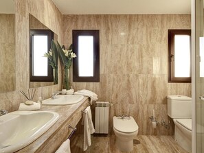 Tina, secadora de cabello, toallas, jabón