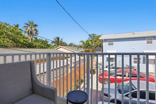 1Bed/1Bath Upstairs Cottage, Steps to the Ocean, Perfect for Couples