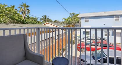 1Bed/1Bath Upstairs Cottage, Steps to the Ocean, Perfect for Couples