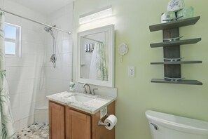 Séchoir à cheveux, serviettes fournies