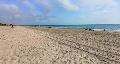 1Bed/1Bath Upstairs Cottage, Steps to the Ocean, Perfect for Couples