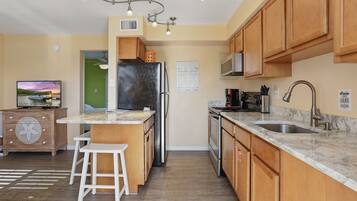 Réfrigérateur, four à micro-ondes, un four, surface de cuisson