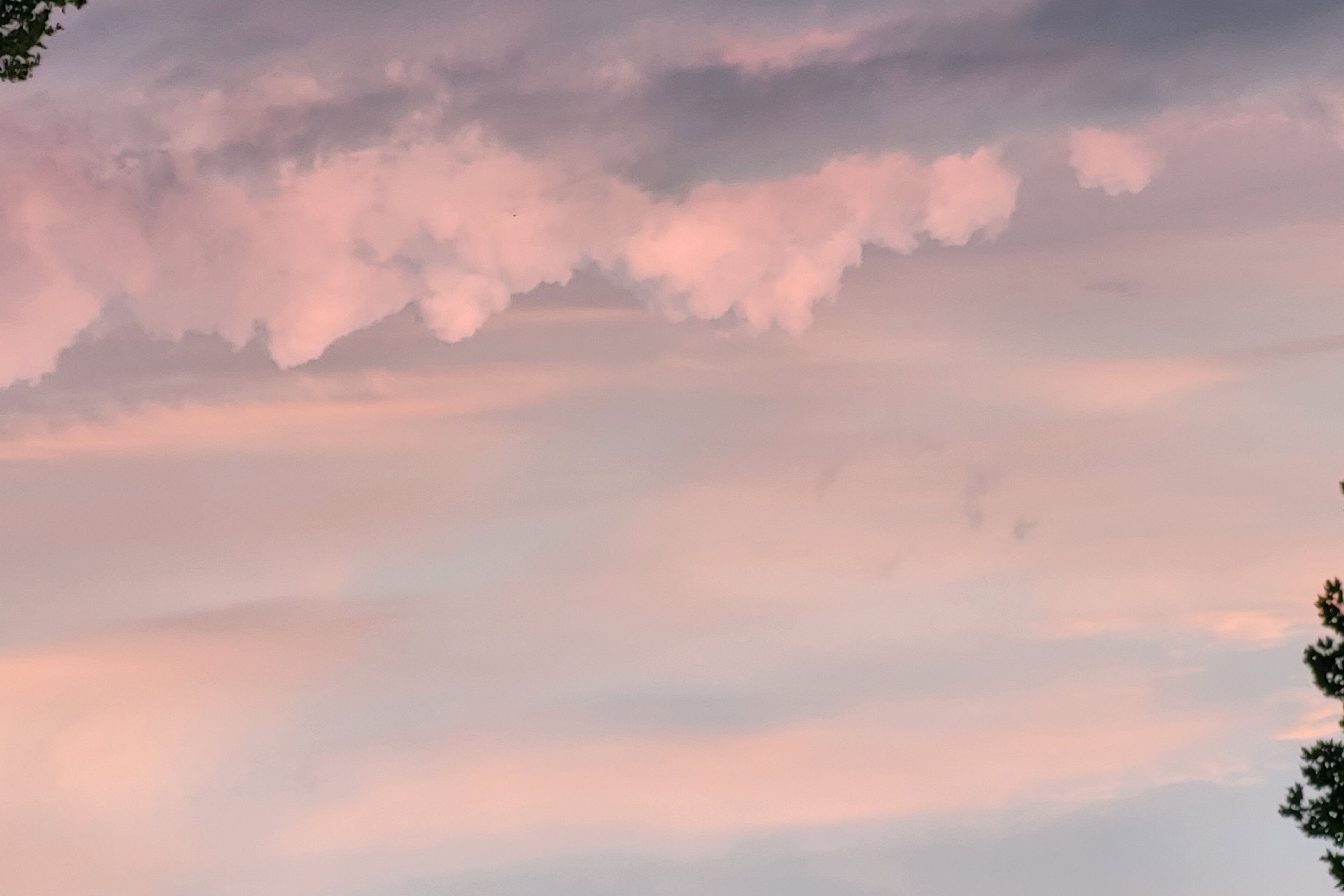 Cielo con nubes al atardecer.