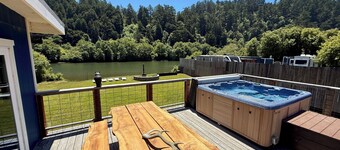 RR Yacht Club: Yksityinen ranta + kylpytynnyrit + hauskaa ulkona!