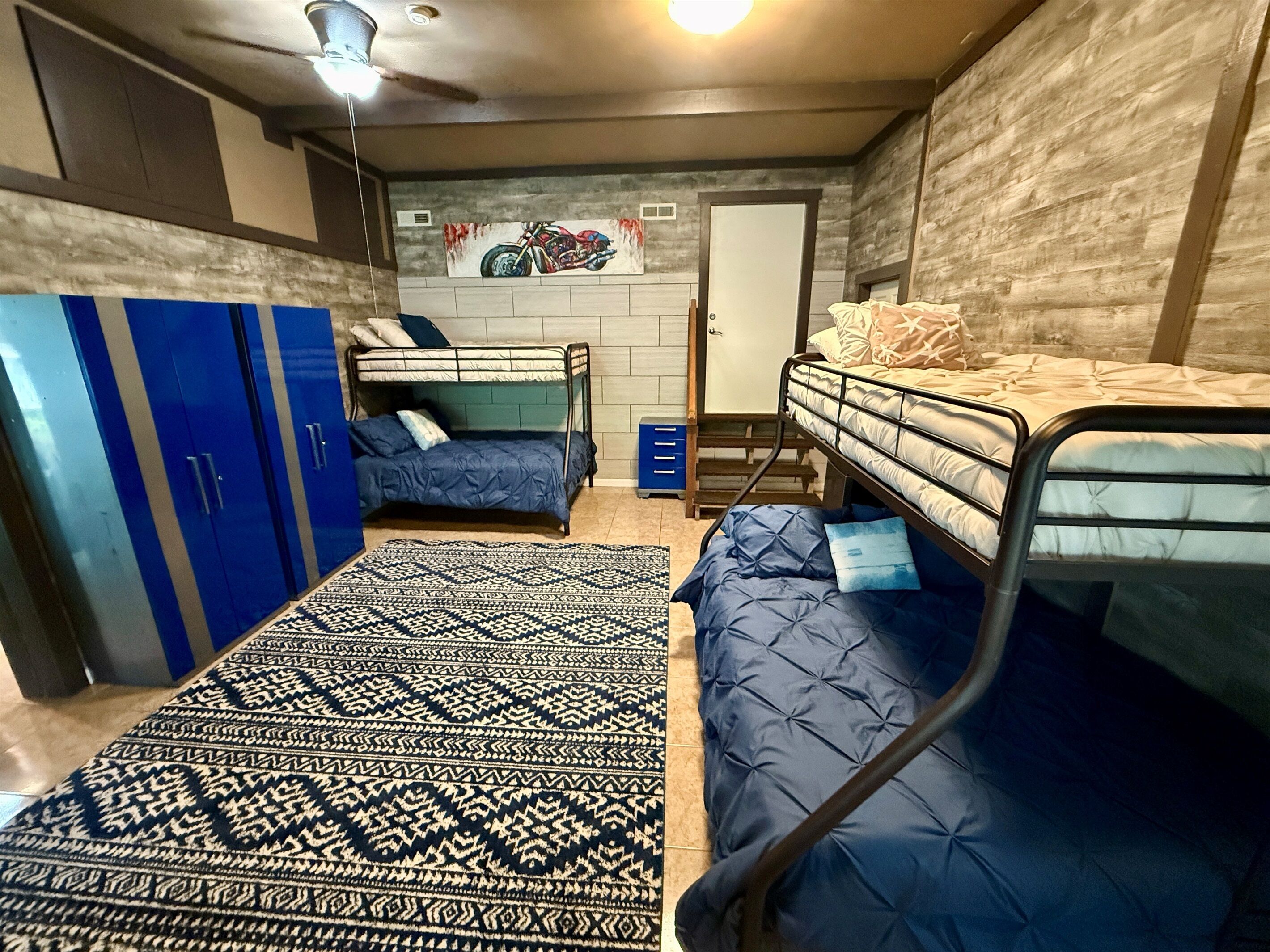4 bedrooms, iron/ironing board, WiFi, bed sheets