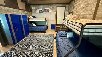 4 bedrooms, iron/ironing board, WiFi, bed sheets