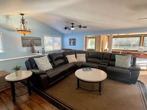 Una Smart TV, una chimenea, un reproductor de DVD