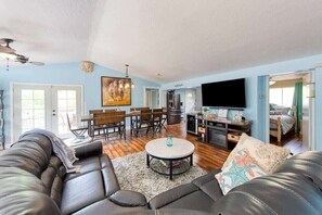 Una Smart TV, una chimenea, un reproductor de DVD