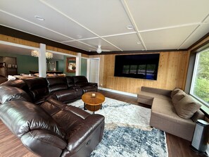 Smart TV, fireplace, DVD player