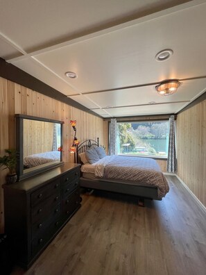 4 habitaciones, tabla de planchar con plancha, wifi y ropa de cama