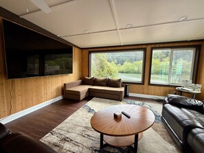 Älytelevisio, takka, DVD-soitin