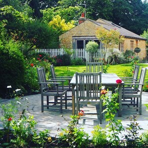 Outdoor dining - Beautifully restored barn in lovely Northamptonshire Village (Orlingbury)