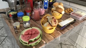 Un plan de travail de cuisine avec divers aliments et ustensiles de cuisine.