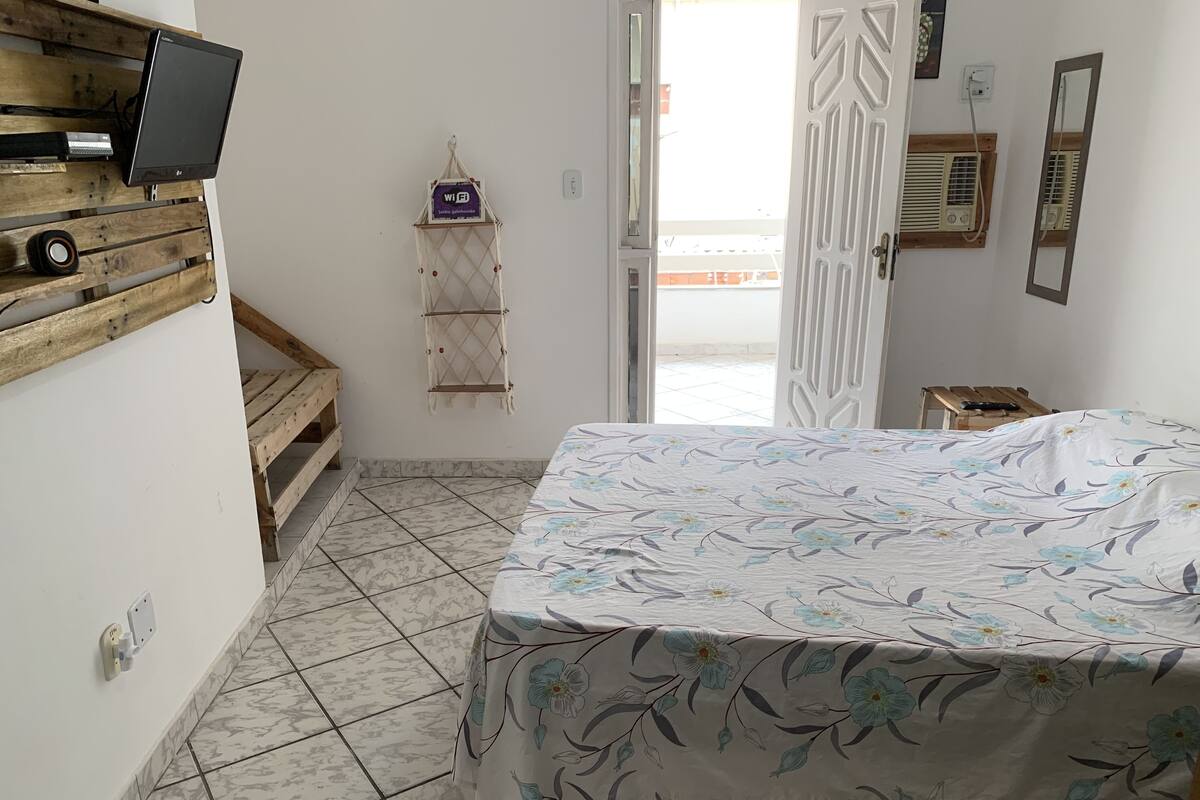 1 habitación, cortinas blackout y tabla de planchar con plancha