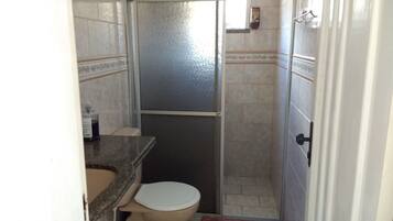 Chuveiro, toalhas de banho, sabonete, shampoo