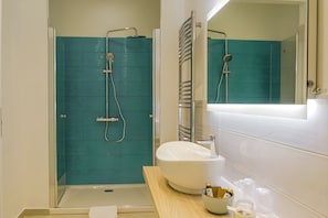 Dusche, Haartrockner, Bidet, HandtĂŒcher