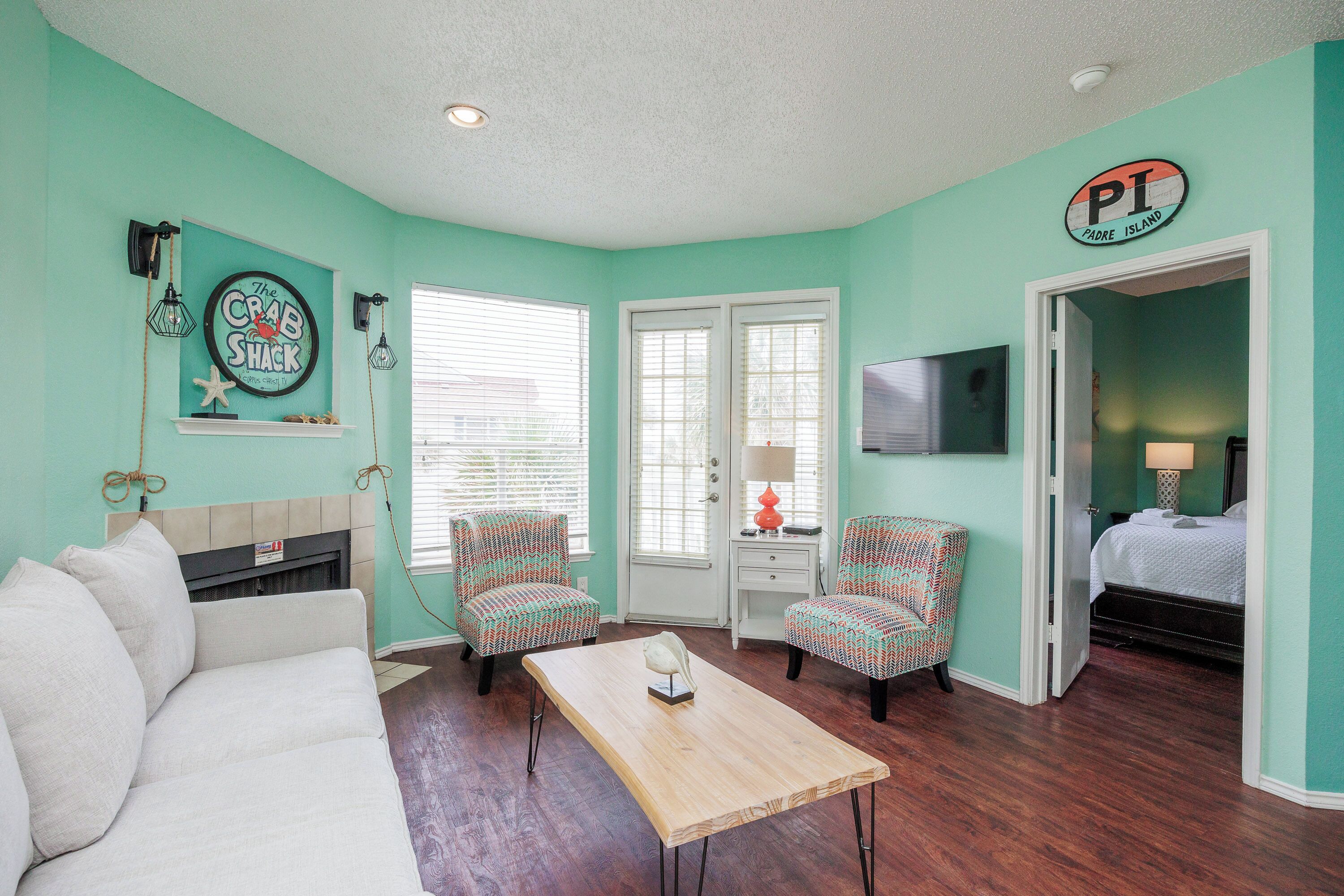 Una televisión de pantalla plana, un reproductor de DVD