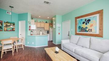 Televisión de pantalla plana, reproductor de DVD, estéreo y oficina