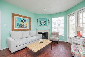 Flatscreentelevisie, een dvd-speler, een stereo en een kantoor