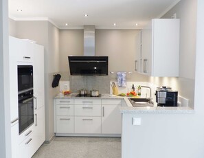 Frigorifero, microonde, forno, lavastoviglie