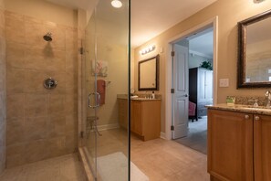 淋浴/盆浴组合、吹风机、毛巾、卫生纸