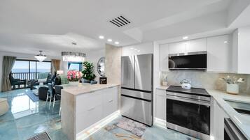 Réfrigérateur, micro-ondes, four, plaque de cuisson