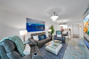 Télévision, cheminée, livres