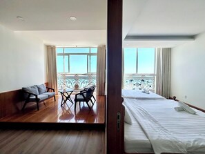 2 quartos, escrivaninha, ferros/tábuas de passar roupa