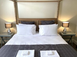 3 bedrooms, iron/ironing board, WiFi, bed sheets - Cute Cottage on Byng | Walk to Town (Orange)