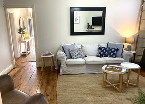 TV, offices - Cute Cottage on Byng | Walk to Town (Orange)