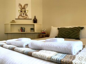 3 chambres, fer et planche à repasser, Wi-Fi, draps fournis