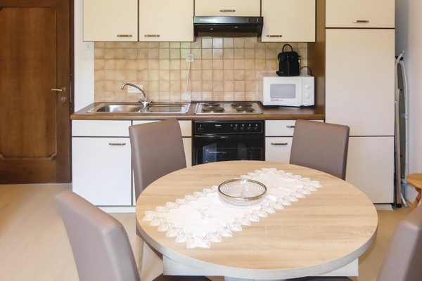 Fridge, stovetop, coffee/tea maker