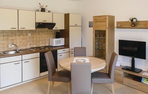 Kühlschrank, Mikrowelle, Herdplatte, Wasserkocher mit Kaffee-/Teezubehör