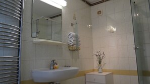 Comfort Apartment | Bathroom sink - Bonini Apartments - Adults Only (Koper)