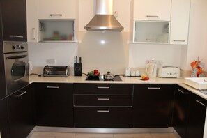 Jääkaappi, mikroaaltouuni, uuni, liesi