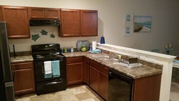 Casa família | Cozinha privada | Geladeira grande, fogão, lava-louças