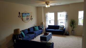 Casa familiar | Zona de estar | Una televisión de pantalla plana