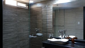 Shower, hair dryer, towels, soap - Luxury modern apartment near Quicentro (Quito)