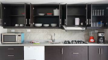Fridge, microwave, stovetop, dishwasher