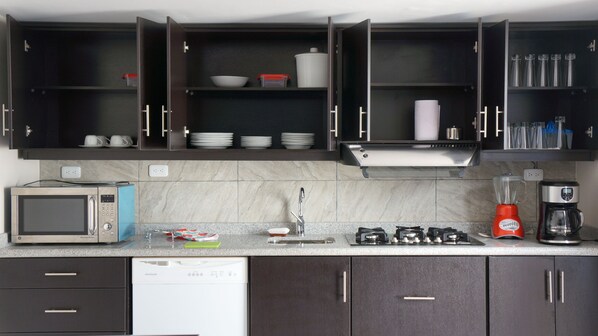 Kjøleskap, mikrobølgeovn, kokeplater og oppvaskmaskin