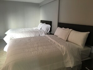 2 bedrooms, desk, iron/ironing board, travel cot - Luxury modern apartment near Quicentro (Quito)