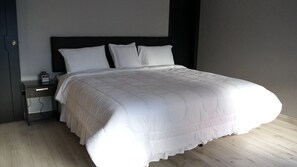 2 Schlafzimmer, Schreibtisch, Bügeleisen/Bügelbrett, Reisekinderbett