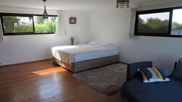 Desk, iron/ironing board, WiFi, bed sheets