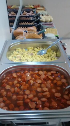 Free daily English breakfast