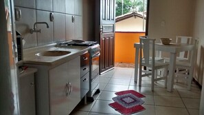 Apartamento, 2 habitaciones | Cocina privada | Frigorífico, microondas y utensilios de cocina