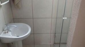 Apartment, 2 Bedrooms | Bilik Mandi | Pancuran mandi, tuala disediakan, sabun 