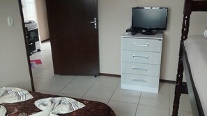 Apartamento, 2 habitaciones | Decoración individual, mobiliario individual, escritorio