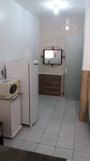 Suíte | Cozinha americana privada | Geladeira, micro-ondas, talheres/pratos/utensílios de cozinha