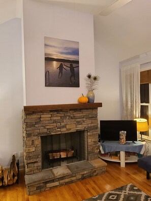 TV, fireplace