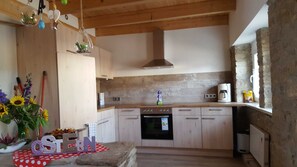 Réfrigérateur, four à micro-ondes, un four